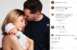 今年2月、フェニックス君の名前を発表したパリス・ヒルトン。夫カーター・リウム氏と寄り添い、生まれて間もない息子を抱いている（画像は『Paris Hilton　2023年2月23日付Instagram「Baby Phoenix.」』のスクリーンショット）