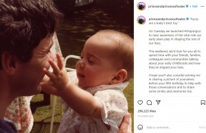 父マイケルさんと微笑み合う、赤ちゃんの頃のキャサリン皇太子妃（画像は『The Prince and Princess of Wales　2023年2月4日付Instagram「“Faces are a baby’s best toy.”」』のスクリーンショット）