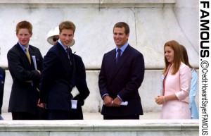 2002年、エリザベス女王の「ゴールデン・ジュビリー」を祝う17歳当時のヘンリー王子（左）