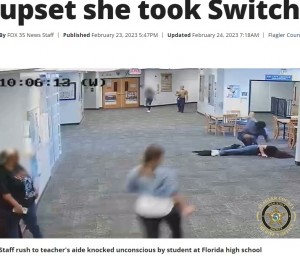 意識がない女性を殴る男子生徒（画像は『FOX 35 Orlando　2023年2月24日付「Video shows moment deputies say Florida teacher’s aide is knocked unconscious by student upset she took Switch」』のスクリーンショット）
