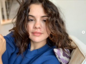 鼻の下にあるニキビも見える、素顔のセレーナ（画像は『Selena Gomez　2023年2月1日付Instagram「Me」』のスクリーンショット）