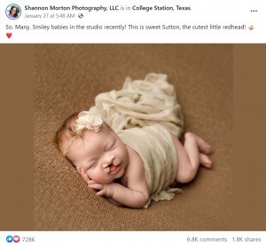 72万件以上の「いいね！」が付いたサットンちゃんの写真（画像は『Shannon Morton Photography, LLC　2023年1月27日付Facebook「So. Many. Smiley babies in the studio recently!」』のスクリーンショット）