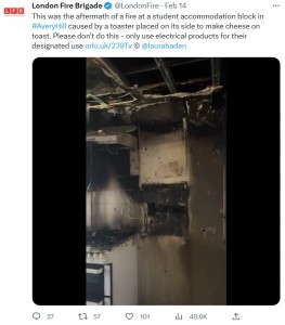炎は天井まで届いていた（画像は『London Fire Brigade　2023年2月14日付Twitter「This was the aftermath of a fire at a student accommodation block in ＃AveryHill caused by a toaster placed on its side to make cheese on toast.」』のスクリーンショット）