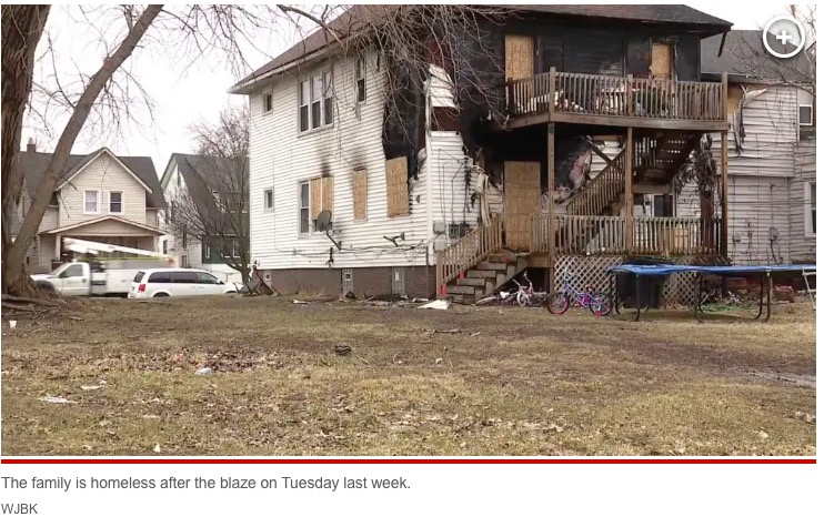 火災が鎮火した後の様子（画像は『New York Post　2023年3月1日付「Detroit rescue dog saves baby girl by ‘running back into’ blazing house」（WJBK）』のスクリーンショット）