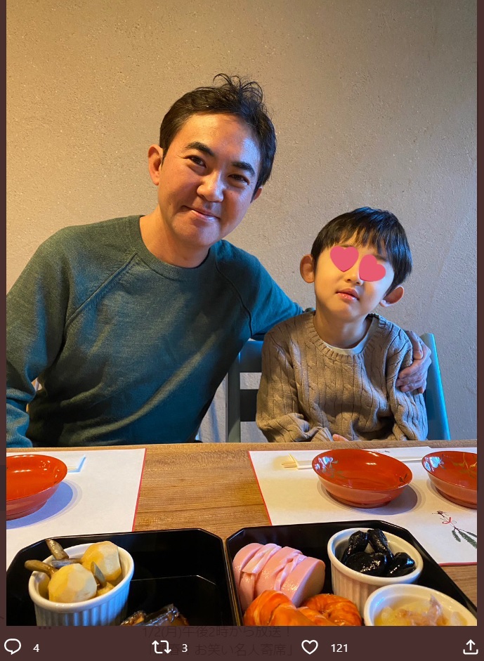 林家三平、6歳になる息子と（画像は『林家三平 公式　2023年1月3日付Twitter「いいお正月を迎えました」』のスクリーンショット）
