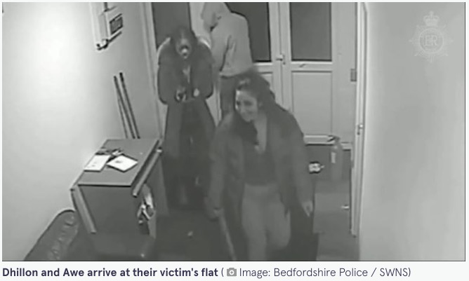 ソウルさんのアパートを訪れたスプリートとテミダヨ（画像は『The Mirror　2023年3月4日付「Moment dad lets in honeytrap killers before he’s stabbed to death over fake Rolex」（Image: Bedfordshire Police / SWNS）』のスクリーンショット）