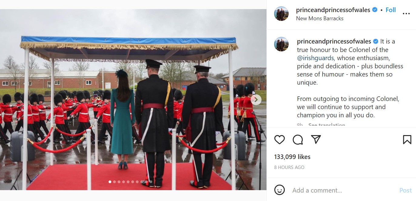雨の中で開催したパレードを見守る皇太子夫妻（画像は『The Prince and Princess of Wales　2023年3月17日付Instagram「It is a true honour to be Colonel of the ＠irishguards,」』のスクリーンショット）