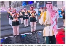 【海外発！Breaking News】サウジアラビア国歌の音程の外れた演奏にF1ドライバーが笑いをこらえる＜動画あり＞