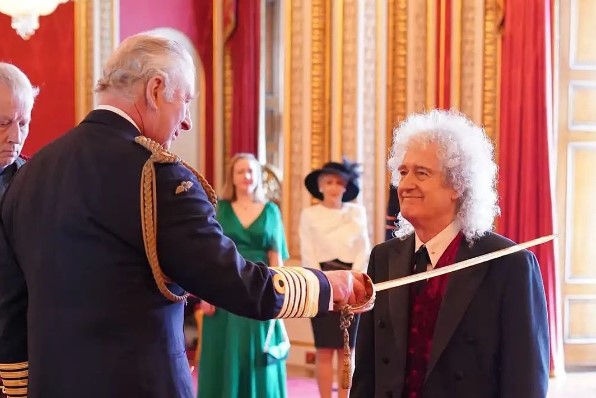 バッキンガム宮殿で行われた伝統的な叙勲の儀式（画像は『Brian Harold May　2023年3月14日付Instagram「No words !」』のスクリーンショット）