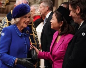 ブルーのコートドレスにサファイアのブローチを着けたカミラ王妃（画像は『The Royal Family　2023年3月13日付Instagram「This afternoon The King,」』のスクリーンショット）
