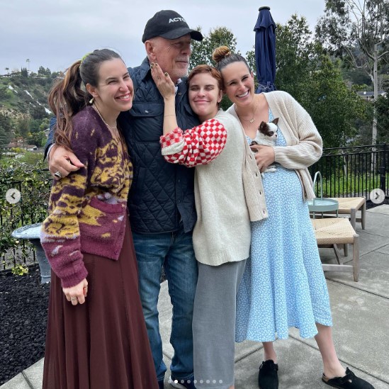 娘スカウトとタルーラ、ルーマーと寄り添うブルース（画像は『Demi Moore　2023年3月20日付Instagram「More from Bruce’s birthday yesterday」』のスクリーンショット）