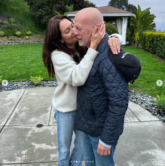 ブルースの頬にキスをする妻エマさん（画像は『Demi Moore　2023年3月20日付Instagram「More from Bruce’s birthday yesterday」』のスクリーンショット）