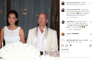 2009年3月21日、タークス・カイコス諸島でプライベートな結婚式を挙げたブルース・ウィリスとエマ・ヘミングさん。スピーチに感極まった2人（画像は『Emma Heming Willis　2022年3月21日付Instagram「13 years ago,」』のスクリーンショット）