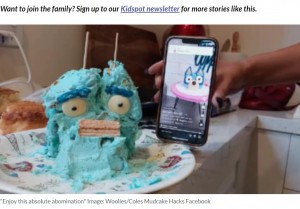 TikTokでは、簡単に作れそうに見えた青い犬、“ブルーイ”のケーキが「完璧なほど忌まわしい？」モンスターに！　参考にしたケーキ・アーティスト、ティガさん（Tigga）のケーキとは似ても似つかない（画像は『Kidspot　2023年3月21日付「Is this the most epic Bluey cake fail ever? Mum’s Woolies cake hack goes wrong」（Image: Woolies/Coles Mudcake Hacks Facebook）』のスクリーンショット）