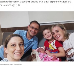 ジョアナちゃんと家族（画像は『G1　2023年3月18日付「Vídeo: mulher dá à luz em pé no elevador em MT」（Foto: Cedida）』のスクリーンショット）