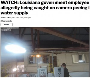 飲用水として供給される水が入った貯水槽に向けて、男はためらうことなく放尿した。今回の件を含め、過去30日間で2回同様の行為を行ったことが判明している（画像は『Law ＆ Crime　2023年3月27日付「WATCH: Louisiana government employee arrested after allegedly being caught on camera peeing in city’s drinking water supply」』のスクリーンショット）