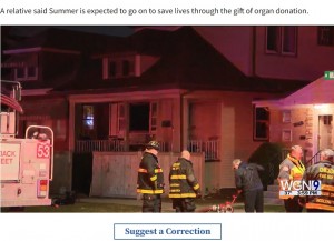 消火後の自宅前の様子（画像は『WGNTV.com　2023年3月11日付「Wife of Chicago firefighter dies days after Montclare house fire」』のスクリーンショット）