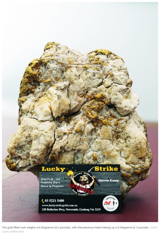アマチュアとして金の採掘を行っていた男性は、比較的安価な金属探知機を使っていた。発見した石には大量の金が含まれており、その価値は2000万円以上にのぼった（画像は『CNN　2023年3月28日付「Amateur gold digger finds huge nugget worth ＄160,000 in Australia」（Credit: Lucky Strike Gold）』のスクリーンショット）