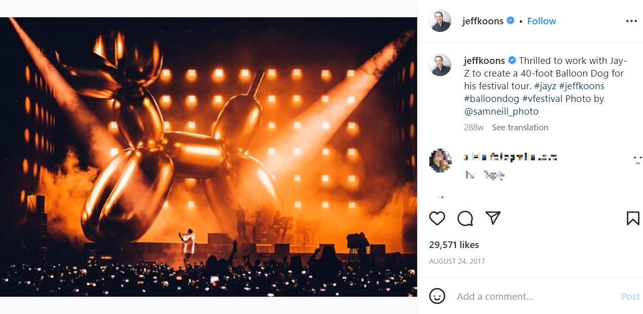 ジェイ・Zさんのステージに登場したバルーン・ドッグ（画像は『Jeff Koons　2017年8月24日付Instagram「Thrilled to work with Jay-Z to create a 40-foot Balloon Dog for his festival tour.」』のスクリーンショット）