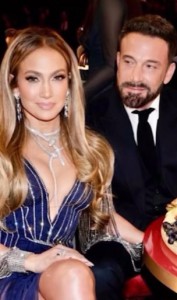 観客席でのジェニファーとベン（画像は『Jennifer Lopez　2023年2月6日付Instagram「Always the best time with my love, my husband」』のスクリーンショット）