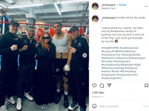 ジムのスタッフに囲まれたマドンナとジョシュ（画像は『Josh Popper | Boxing Coach　2023年2月12日付Instagram「Another W for the books !!」』のスクリーンショット）