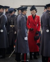 【イタすぎるセレブ達】キャサリン皇太子妃、真っ赤なコートでパレードを視察　バク転を披露した少年を褒める場面も
