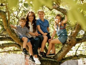 今年3月、英国の母の日に公開された写真。大きな木の上に座って寄り添うルイ王子、キャサリン皇太子妃、ジョージ王子、シャーロット王女（画像は『The Prince and Princess of Wales　2023年3月19日付Instagram「Happy Mother’s Day from our family to yours」』のスクリーンショット）