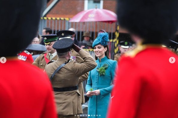 シャムロックを贈呈する伝統儀式を行うキャサリン皇太子妃（画像は『The Prince and Princess of Wales　2023年3月17日付Instagram「It is a true honour to be Colonel of the ＠irishguards,」』のスクリーンショット）