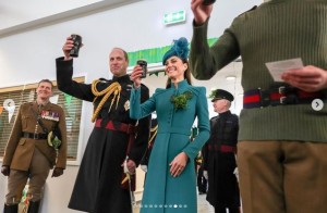 アイルランド名物の黒ビール“ギネス”を持ち、乾杯をする夫妻（画像は『The Prince and Princess of Wales　2023年3月17日付Instagram「It is a true honour to be Colonel of the ＠irishguards,」』のスクリーンショット）