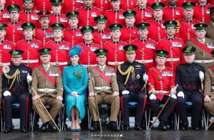 毎回恒例となっている、アイリッシュガーズとの写真撮影（画像は『The Prince and Princess of Wales　2023年3月17日付Instagram「It is a true honour to be Colonel of the ＠irishguards,」』のスクリーンショット）
