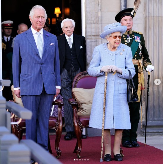 国王の決断に「亡き女王に真っ向から対決することになる」と王室専門家（画像は『Clarence House　2022年6月30日付Instagram「On his second day in Holyrood,」』のスクリーンショット）