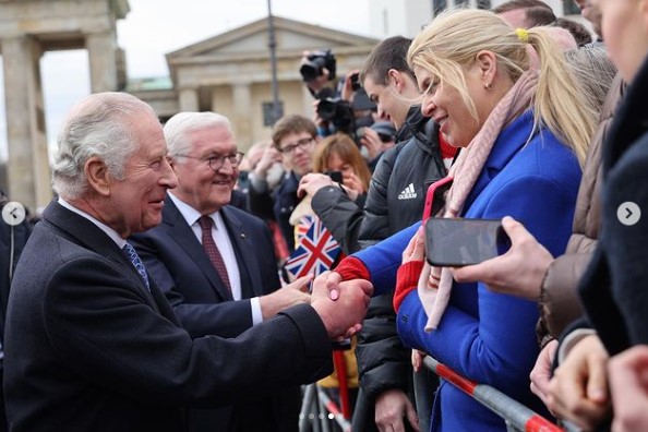 29日からドイツを公式訪問しているチャールズ国王。ベルリンのブランデンブルク門では、独シュタインマイヤー大統領と共に現地の人々としばらくの間交流を楽しむ（画像は『The Royal Family　2023年3月29日付Instagram「Thank you for such a warm welcome to Berlin!」』のスクリーンショット）