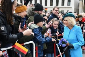 ドイツの国花「ヤグルマギク」にちなんだブルーのコートドレスを着用したカミラ王妃。左胸にはエリザベス女王が愛用したブローチをつけていた（画像は『The Royal Family　2023年3月29日付Instagram「Thank you for such a warm welcome to Berlin!」』のスクリーンショット）