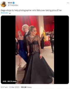 カメラマンが転倒したことに気付いて驚くガガ（画像は『MAX　2023年3月13日付Twitter「Gaga stops to help photographer who falls over taking pics of her」』のスクリーンショット）