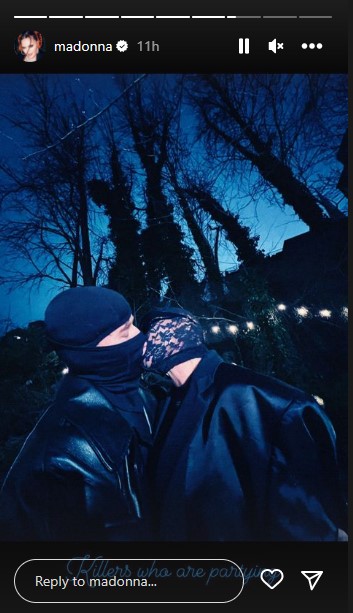 熱いキスを交わすジョシュとマドンナ（画像は『Madonna　2023年3月7日付Instagram』のスクリーンショット）