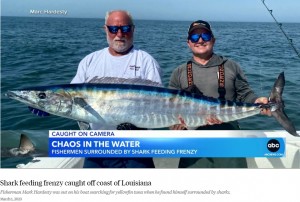 メキシコ湾での漁師歴15年のマークさん（左）（画像は『ABC News　2023年3月1日付「Shark feeding frenzy caught off coast of Louisiana」』のスクリーンショット）