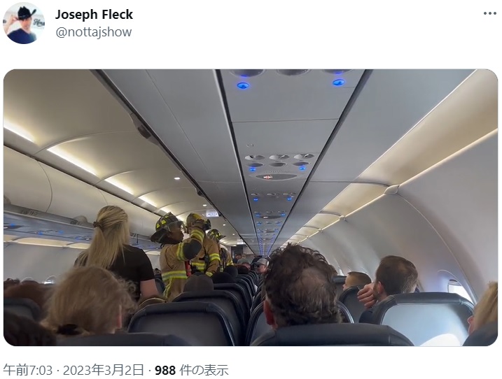 機内に乗り込んでボヤ現場を確認する地元消防隊（画像は『Joseph Fleck　2023年3月2日付Twitter』のスクリーンショット）