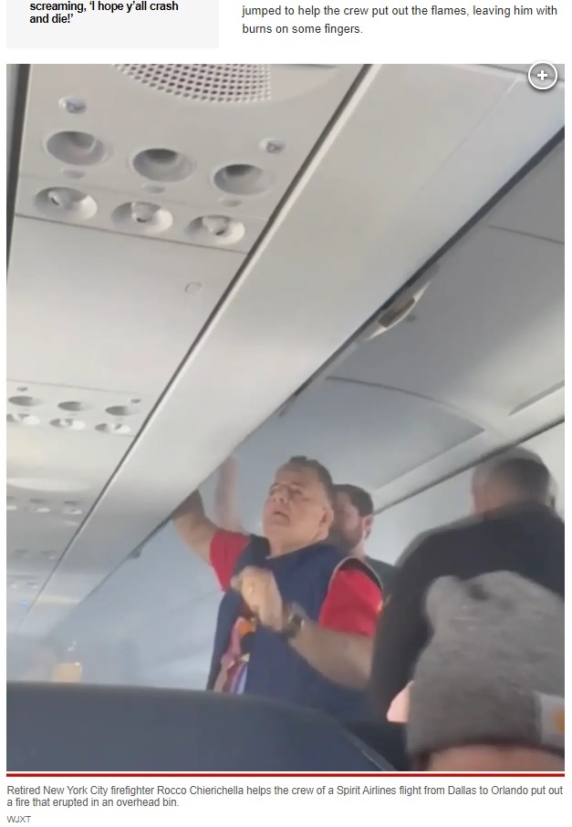 消火する乗務員を手伝うロッコさん（画像は『New York Post　2023年3月3日付「Retired NYC firefighter Rocco Chierichella helps Spirit Airlines crew put out midair fire」（WJXT）』のスクリーンショット）
