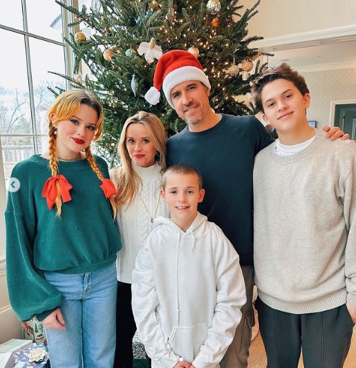 昨年のクリスマスは家族みんなでお祝いしていた。左からエイヴァさん、リース・ウィザースプーン、テネシー君、ジム・トス氏、ディーコンさん（画像は『Reese Witherspoon　2022年12月25日付Instagram「Wishing all of YOU a very Merry Christmas」』のスクリーンショット）