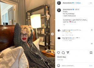 巨大な唇でカメラを見つめるシャロン（画像は『Sharon Stone　2023年3月10日付Instagram「I did it.」』のスクリーンショット）