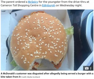 かじった跡が残っていたハンバーガー（画像は『The Sun　2023年2月26日付「MCNIBBLE ‘My new McDonald’s McSpicy burger had a BITE out of it - and I wasn’t the only one,’ furious mum says」（Credit: Media Scotland）』のスクリーンショット）