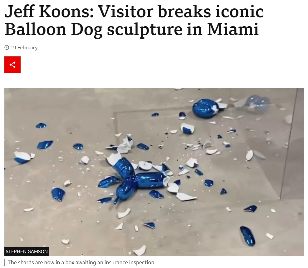 粉々になってしまった作品（画像は『BBC　2023年2月19日付「Jeff Koons: Visitor breaks iconic Balloon Dog sculpture in Miami」（STEPHEN GAMSON）』のスクリーンショット）