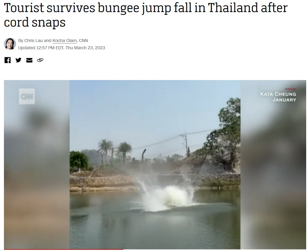 ロープが伸びきった後は何度かバウンドすると思っていた観光客だったが、ロープが突然切れてしまい水面に強く叩きつけられてしまった。水しぶきの大きさがその衝撃を物語っている（画像は『CNN Travel　2023年3月23日付「Tourist survives bungee jump fall in Thailand after cord snaps」』のスクリーンショット）