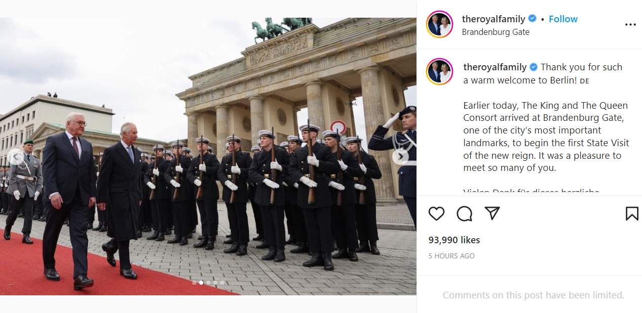 ブランデンブルク門で行われた歓迎式典で、独シュタインマイヤー大統領と並び儀仗隊を視察するチャールズ国王（画像は『The Royal Family　2023年3月29日付Instagram「Thank you for such a warm welcome to Berlin!」』のスクリーンショット）