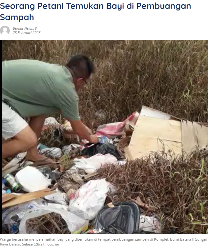 道路脇のゴミ山に捨てられていた黒いゴミ袋を開ける男性（画像は『Berkatnews TV　2023年2月28日付「Seorang Petani Temukan Bayi di Pembuangan Sampah」（Foto: ian）』のスクリーンショット）