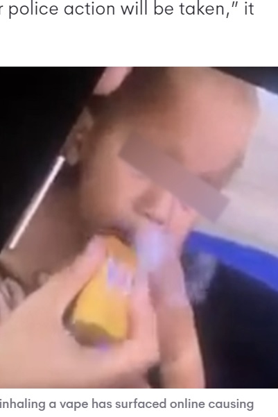 鼻から煙を出す男児（画像は『7NEWS Australia　2023年3月2日付「Police respond after video surfaces of 11-month-old baby forced to inhale vape」（Credit: 7NEWS）』のスクリーンショット）