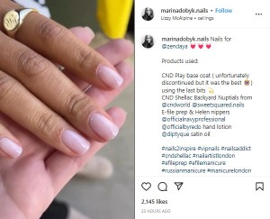 ゼンデイヤの人差し指にはトムのイニシャル入りの指輪が（画像は『Marina | Nail Artist | London　2023年3月20日付Instagram「Nails for ＠zendaya」』のスクリーンショット）
