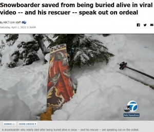雪上に赤く光るものが見えたフランシスさんは、そばに近付き、それが人間の足が固定されたままのスノーボードであることに気付く。そして両手で雪を掘り始めた（画像は『ABC7 Chicago　2023年4月1日付「Snowboarder saved from being buried alive in viral video -- and his rescuer -- speak out on ordeal」（FRANCIS ZUBER）』のスクリーンショット）