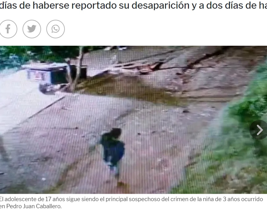 3歳女児がペドロ・フアン・カバリェロの自宅から連れ去られる様子を捉えた監視カメラの映像。遺体が発見される前日の0時45分頃に撮影されたもので、女児の最後の姿となった（画像は『Última Hora　2023年4月24日付「Así está la investigación del horrible crimen de la niña de 3 años en PJC」』のスクリーンショット）