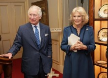 【イタすぎるセレブ達】チャールズ国王夫妻の新ポートレートが公開される　カミラ王妃は故エリザベス女王のイヤリングを着用